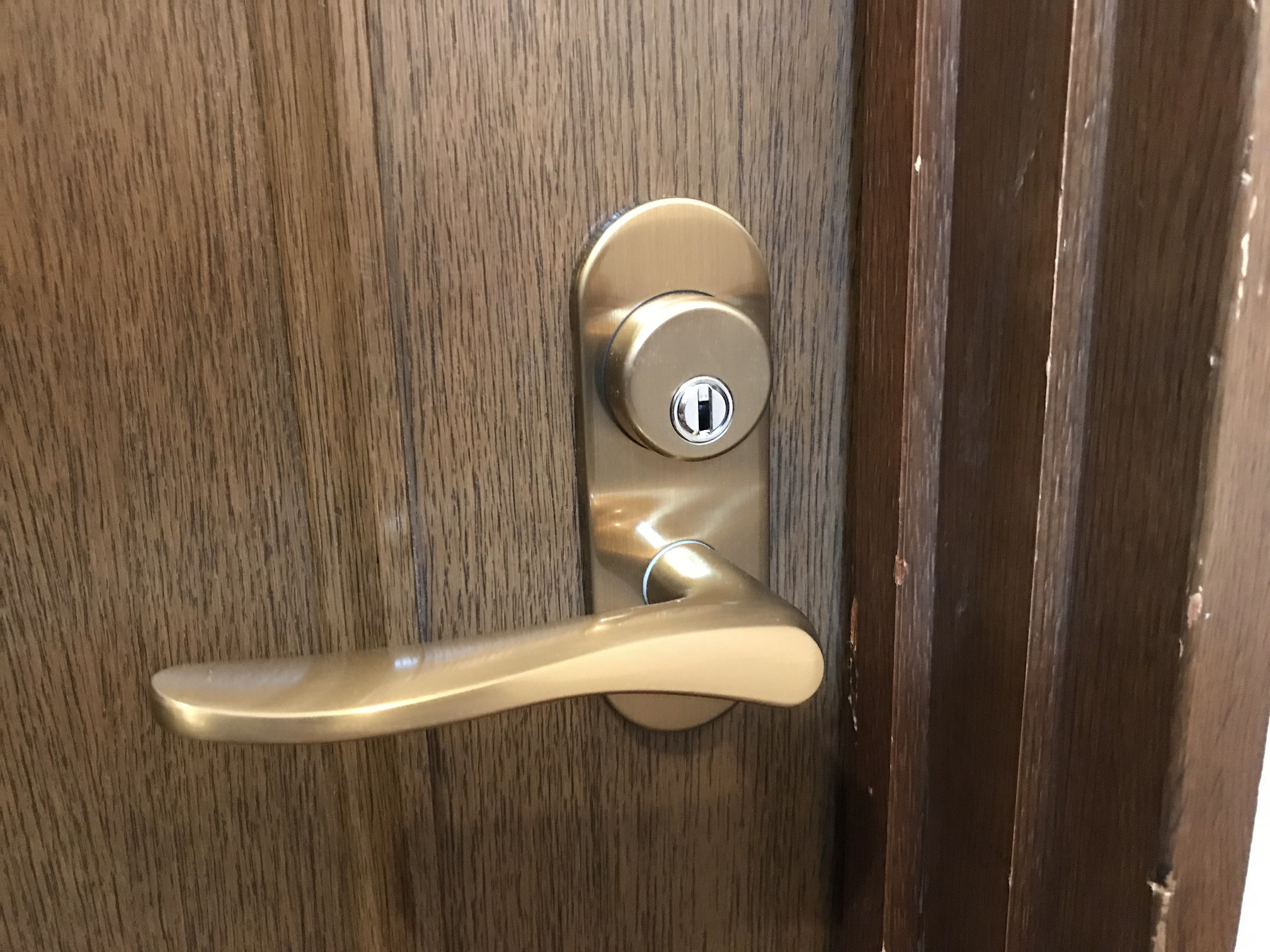 室内の扉を鍵付きレバー錠へ交換